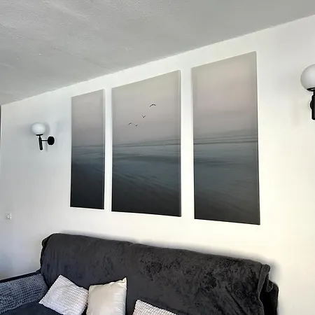 Apartamento Beachfront Gem With And Sea At Your Doorstep