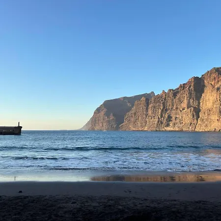 Apartamento Beachfront Gem With And Sea At Your Doorstep