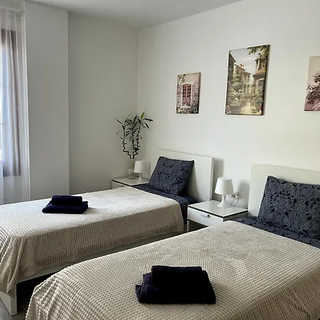 Appartamento Beachfront Gem With And Sea At Your Doorstep