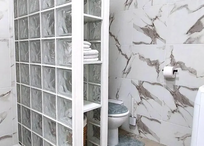 Appartamento Beachfront Gem With And Sea At Your Doorstep *