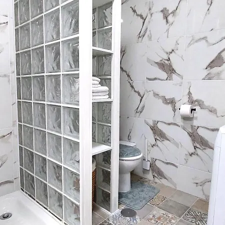 Lejlighed Beachfront Gem With And Sea At Your Doorstep *