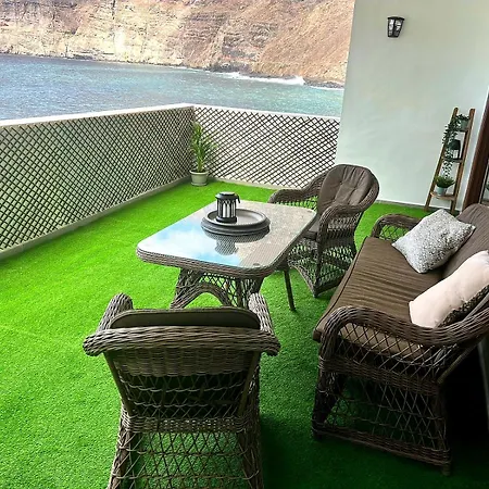 Lejlighed Beachfront Gem With And Sea At Your Doorstep