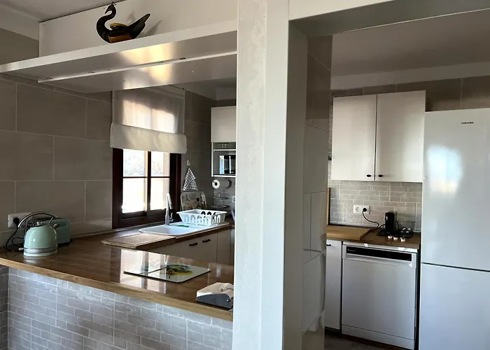 Lägenhet Beachfront Gem With And Sea At Your Doorstep *