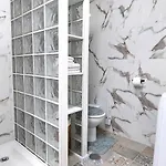 Apartament Beachfront Gem With And Sea At Your Doorstep *