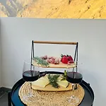 Apartament Beachfront Gem With And Sea At Your Doorstep