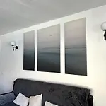 Apartament Beachfront Gem With And Sea At Your Doorstep