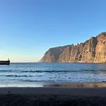 Apartament Beachfront Gem With And Sea At Your Doorstep
